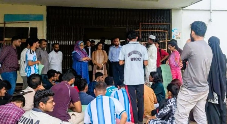 ৬ দফা দাবিতে কুবির আইন বিভাগে শিক্ষার্থীদের অবস্থান